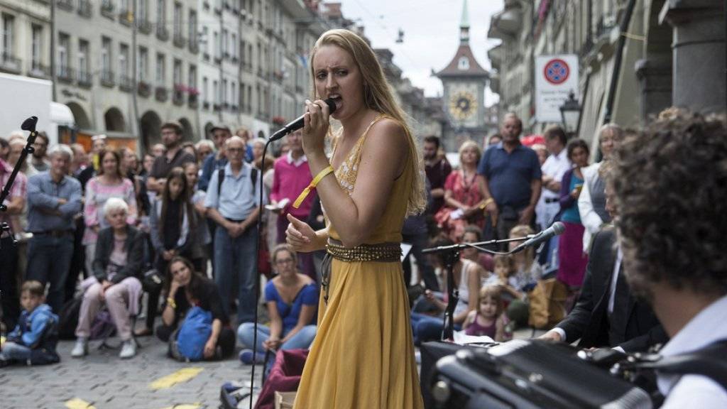 «Louisa Lyne & di Yiddishe Kapelye» sorgen in der Berner Altstadt für Stimmung