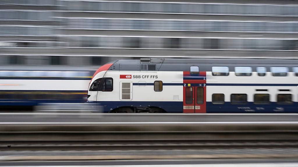 Für das Zürcher S-Bahnnetz gilt wieder ein Bonus-Malus-System: Sind die Züge dreckig oder unpünktlich, müssen die SBB dem ZVV wieder eine Strafe zahlen. (Archivbild)