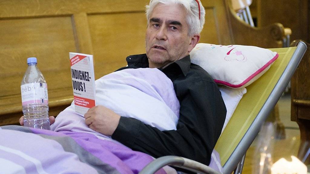Seit Beginn des Hungerstreiks vor einer Woche harrt der entlassene Pfarrer Daniel Fatzer in der Kirche Saint-Laurent in Lausanne aus.