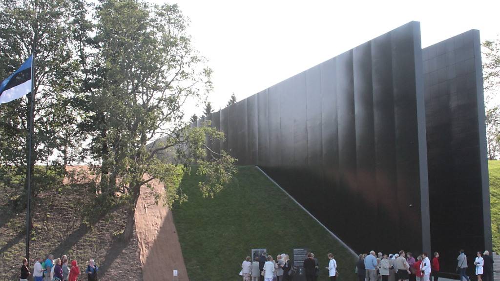 ARCHIV - Der Eingang zum Denkmal für die Opfer des Kommunismus. In dem Denkmal sind die Namen von 22.000 Esten eingraviert, die während der sowjetischen Besatzung des Baltenstaats zwischen 1940 und 1953 ums Leben kamen. Foto: Alexander Welscher/dpa