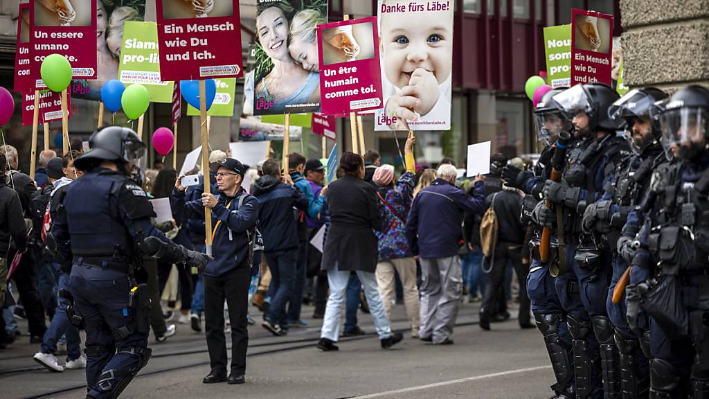 Grosse Polizeipräsenz am Marsch fürs Läbe in Zürich-Oerlikon