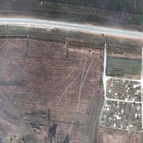 Satellitenbild soll Massengrab bei Mariupol zeigen
