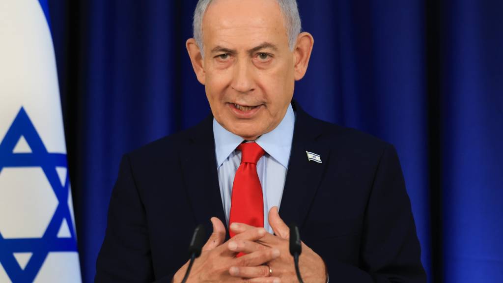 ARCHIV - Der israelische Ministerpräsident Benjamin Netanjahu spricht während einer Pressekonferenz in Jerusalem. Foto: Ronen Zvulun/Pool Reuters/dpa