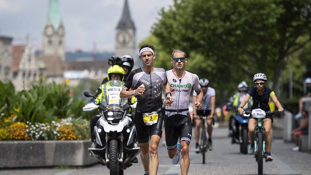 Sven Riederer (links/Nummer 5) und Jan van Berkel (rechts) führten am Sonntag auf der ersten von vier Laufrunden am Ironman Switzerland noch gemeinsam das Feld an. Am Ende siegte Van Berkel vor Riederer