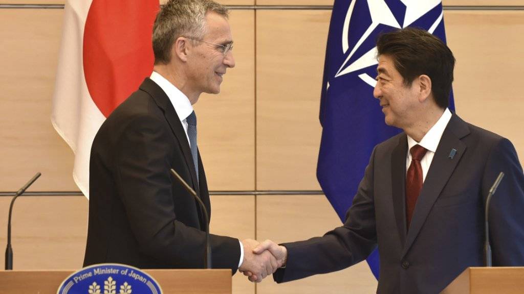 NATO-Generalsekretär Jens Stoltenberg (links) und der japanische Ministerpräsident Shinzo Abe sind sich einig, dass es in der Nordkorea-Krise internationalen Druck braucht.