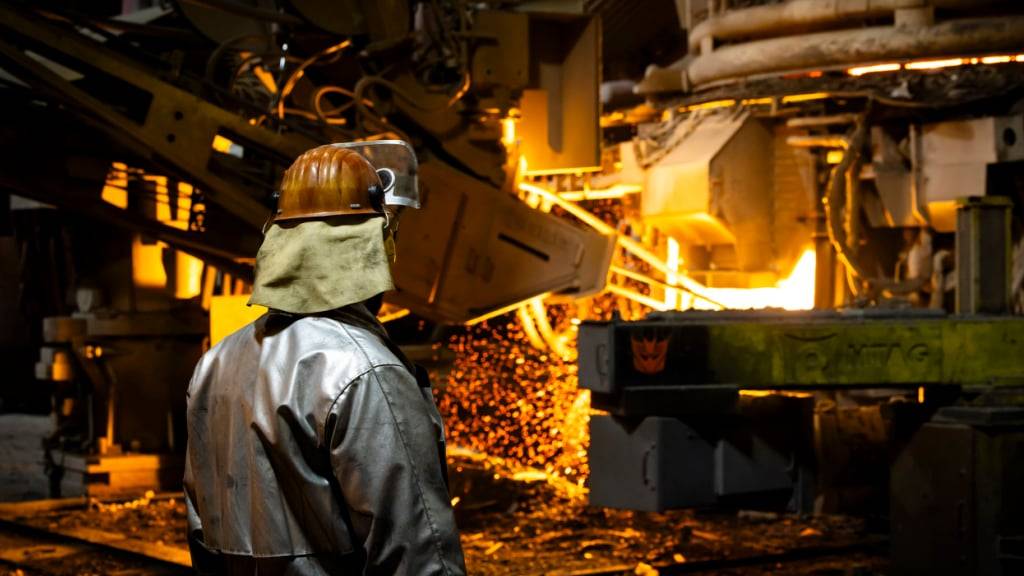 Nach Stahl Gerlafingen will auch die Stahlherstellerin Steeltec beim Bund ein Gesuch zur Reduktion der Netznutzungsentgelte stellen. Damit soll am Standort Emmenbrücke weitergearbeitet werden.(Archivbild).