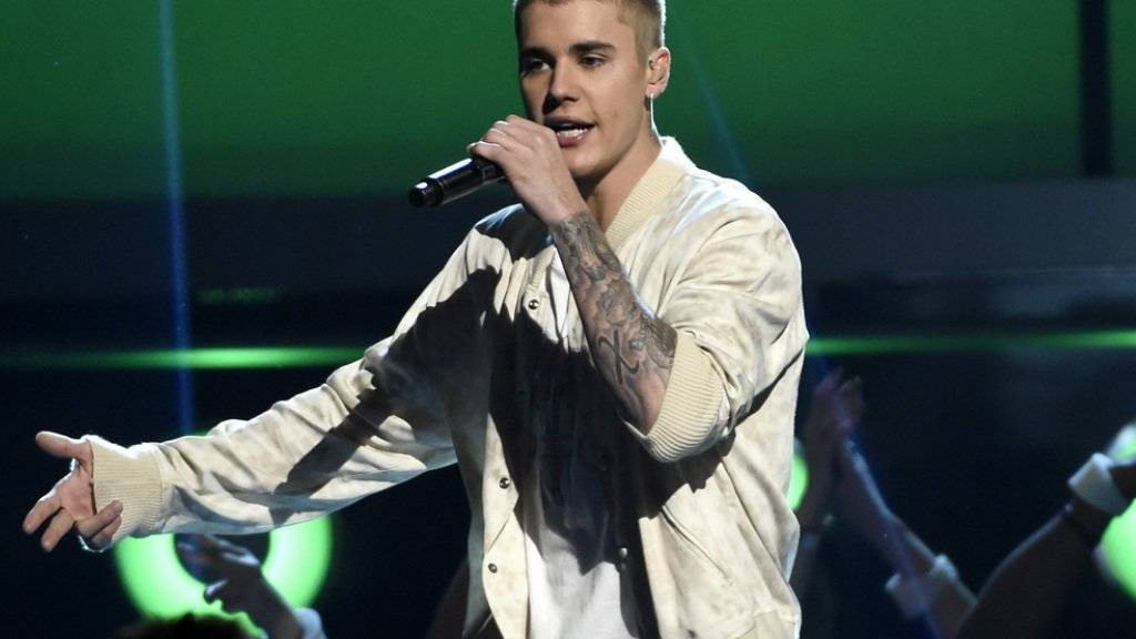 Justin Bieber hat Ende Oktober seinen Fans erklärt, weshalb er die Bühne an früheren Konzerten verlassen hatte. Das Kreischen habe ihn genervt, er sei kein Roboter, so der 22-Jährige (Archiv)