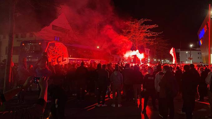 350 Fans empfangen ihren FC Luzern vor der Swissporarena