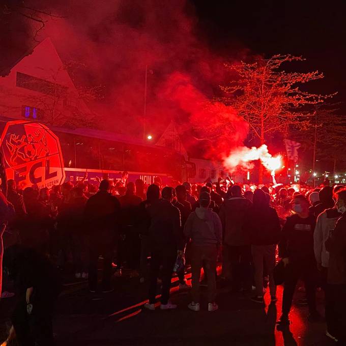 350 Fans empfangen ihren FC Luzern vor der Swissporarena
