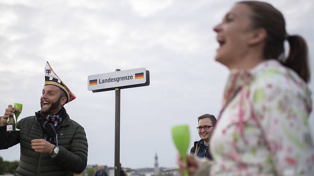 Menschen feiern den Abbau des Grenzzauns zwischen Kreuzlingen und Konstanz. Doch erst am 15. Juni sollen die Grenzen vollständig geöffnet werden.