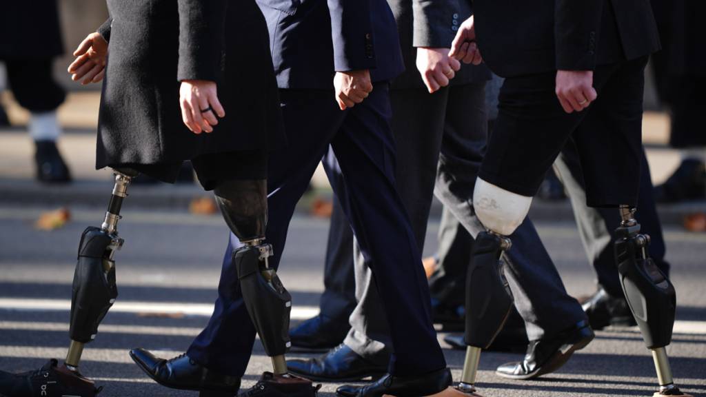 dpatopbilder - Veteranen marschieren während des Gedenkgottesdienstes am Remembrance Sunday am Cenotaph in London. Foto: Yui Mok/PA Wire/dpa