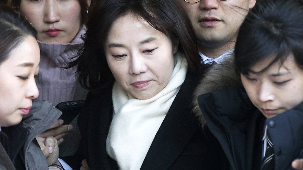 Südkorea wird von einem weiteren Skandal erschüttert: Kulturministerin Cho Yoon Sun (m.) soll regierungskritische Künstler auf eine schwarze Liste gesetzt haben. Wegen der Gefahr, dass Beweismittel vernichtet werden könnten, wurde sie verhaftet. Anschliessend reichte sie ihren Rücktritt ein.