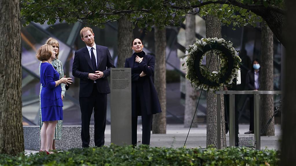 Prinz Harry (2.v.r) und Meghan Markle (r), Herzog und Herzogin von Sussex, besuchen das National September 11 Memorial  Museum in New York. Foto: Seth Wenig/AP/dpa