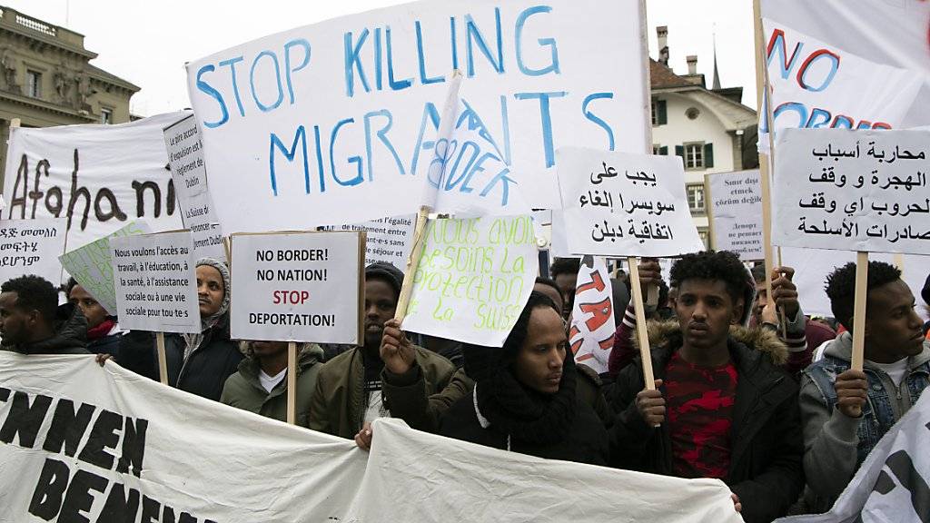 Hunderte Migrantinnen und Migranten protestierten am Samstag auf dem Berner Bundesplatz gegen Ausschaffungen.