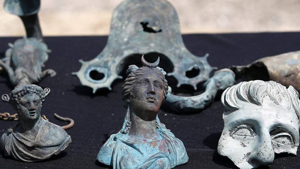 Einige der historischen Fundstücke, welche Taucher vor der israelischen Küsten fanden.