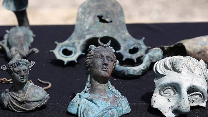 Antike Götterstatuen und Münzen entdeckt