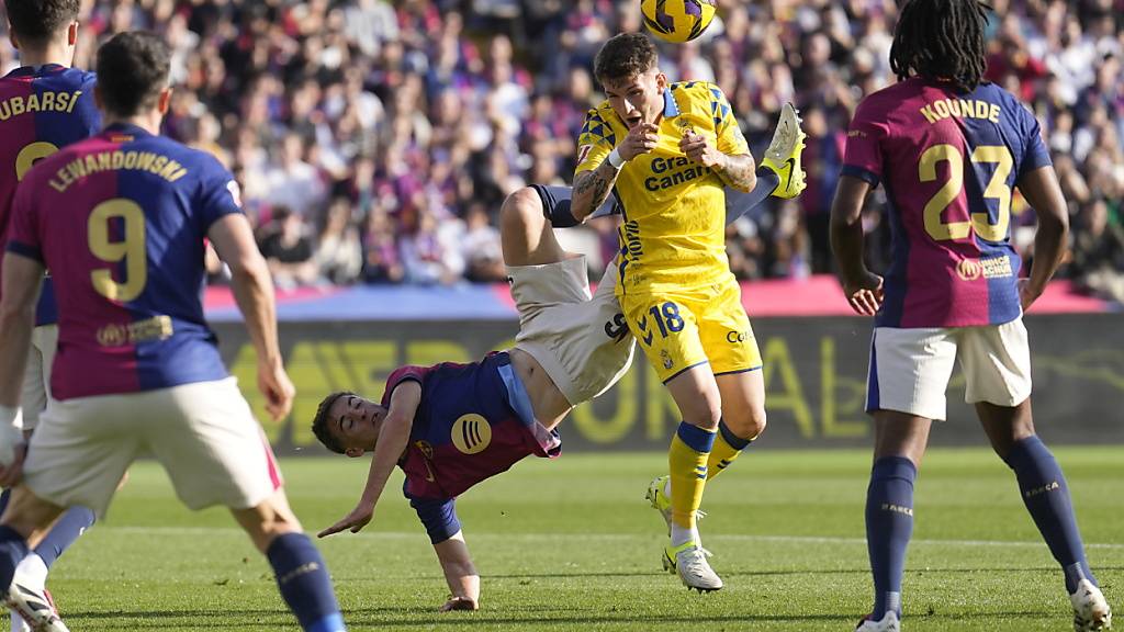 Gavi schlägt im Luftduell mit Las Palmas' Viti Rozada hart auf