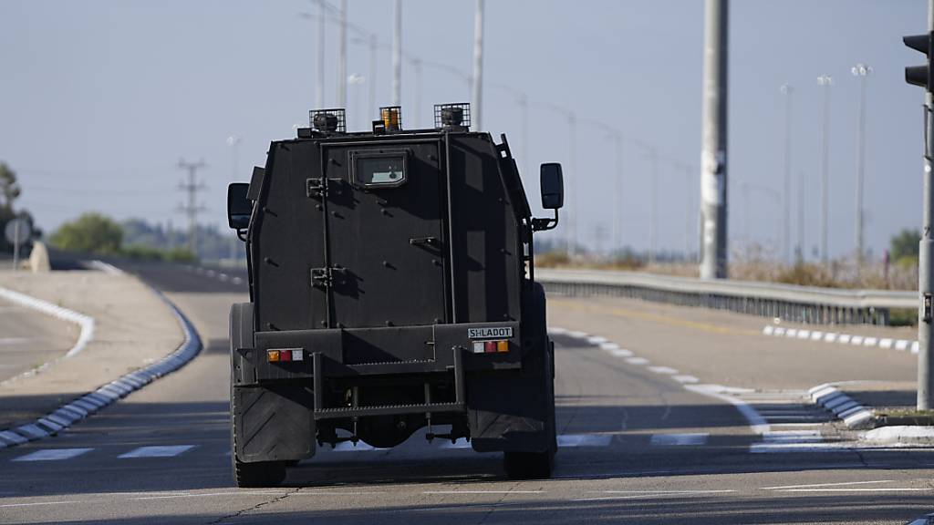 Ein israelisches Militärfahrzeug fährt in Richtung Gaza. Foto: Ohad Zwigenberg/AP/dpa