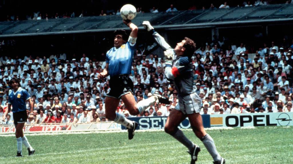 Weil Diego Maradona den Ball mit der Hand spielt, kommt Englands Torhüter Peter Shilton zu spät und Argentinien geht 1986 im WM-Viertelfinal mit 1:0 in Führung