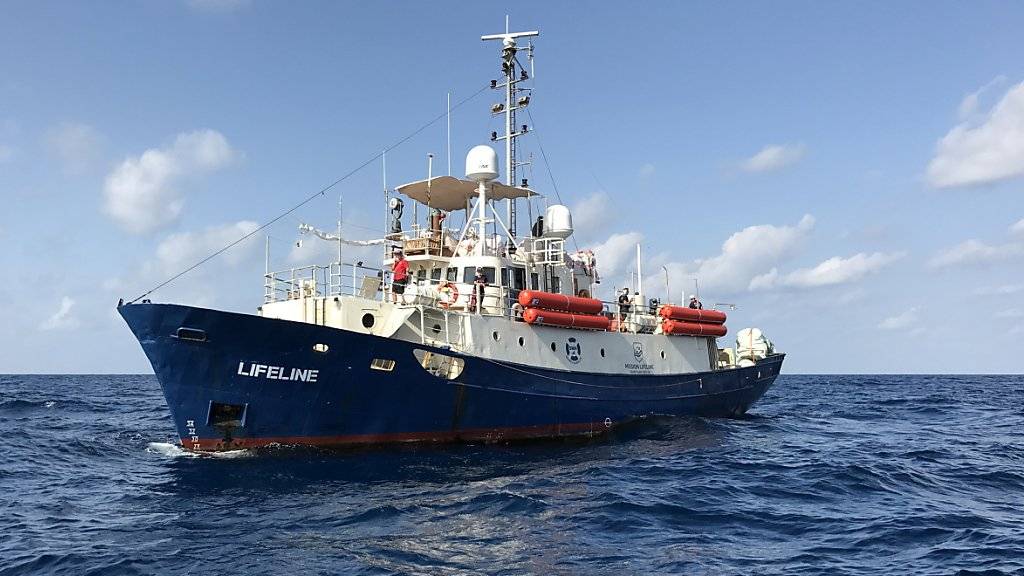 Die Besatzung des in Italien und in Malta abgewiesenen Rettungsschiffs «Lifeline» mit rund 230 Menschen an Bord hat in Spanien und in Frankreich um Hilfe gebeten. (Archivbild)