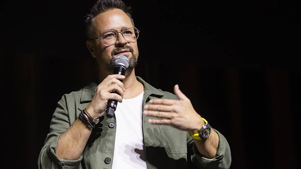 Der Direktor des Festivals Mathieu Jaton stellt das Programm des 58. Montreux Jazz Festivals vor. Mit «Massive Attack» und «Air» kommen im nächsten Sommer auch Grössen der 90er Jahre an den Genfersee.