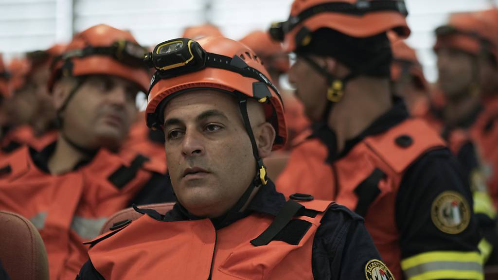 Palästinensische Sanitäter und Zivilschutzkräfte sind auf dem Weg nach Libyen, um sich an den Hilfs- und Unterstützungsmaßnahmen für die Opfer des Wirbelsturms zu beteiligen. Foto: Majdi Mohammed/AP/dpa