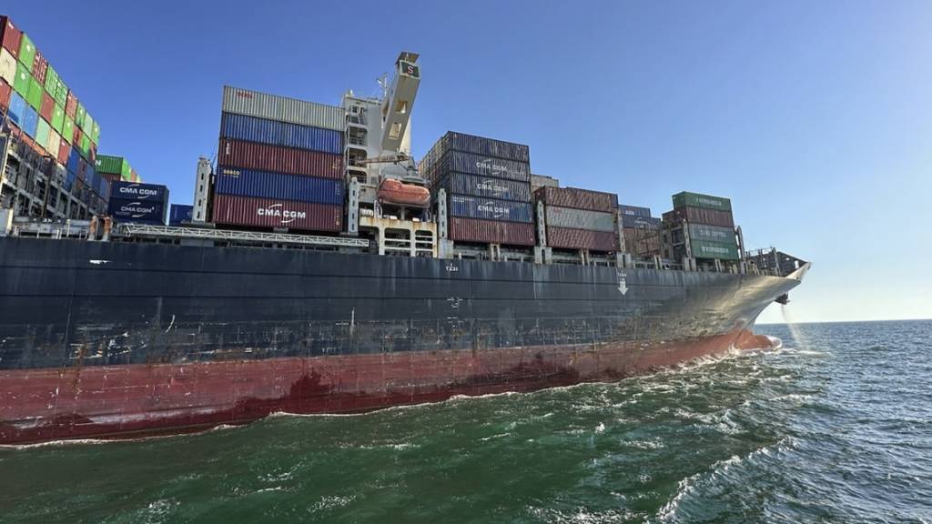 HANDOUT - Trotz Bedrohung durch russische Kriegsschiffe wagt ein deutsches Containerschiff die Ausfahrt aus dem Hafen Odessa. Foto: Uncredited/Ukraine's Infrastructure Ministry Press Office/AP/dpa - ACHTUNG: Nur zur redaktionellen Verwendung und nur mit vollständiger Nennung des vorstehenden Credits
