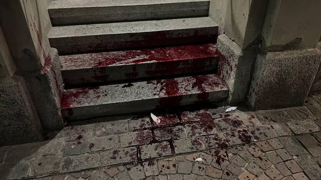 Blutrote Pfützen auf Polizeitreppe werfen Fragen auf
