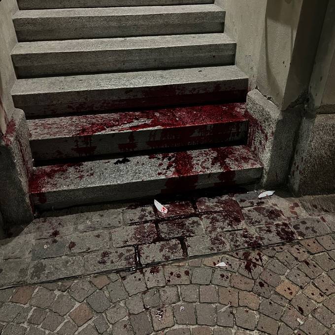 Blutrote Pfützen auf Polizeitreppe werfen Fragen auf