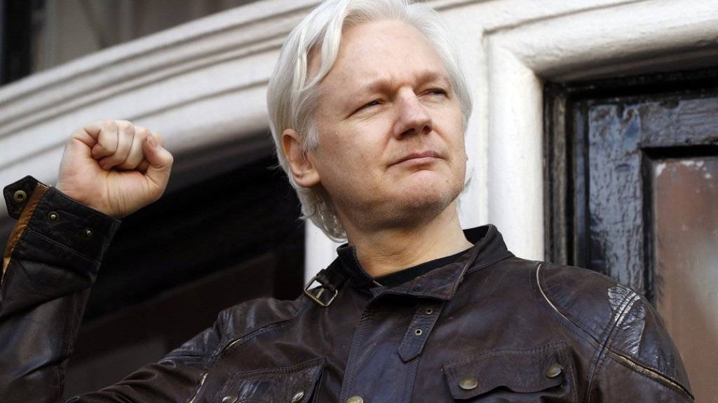 Der seit fünfeinhalb Jahren in der ecuadorianischen Botschaft in London festsitzende Wikileaks-Gründer Julian Assange erhält von Ecuador die Staatsbürgerschaft.