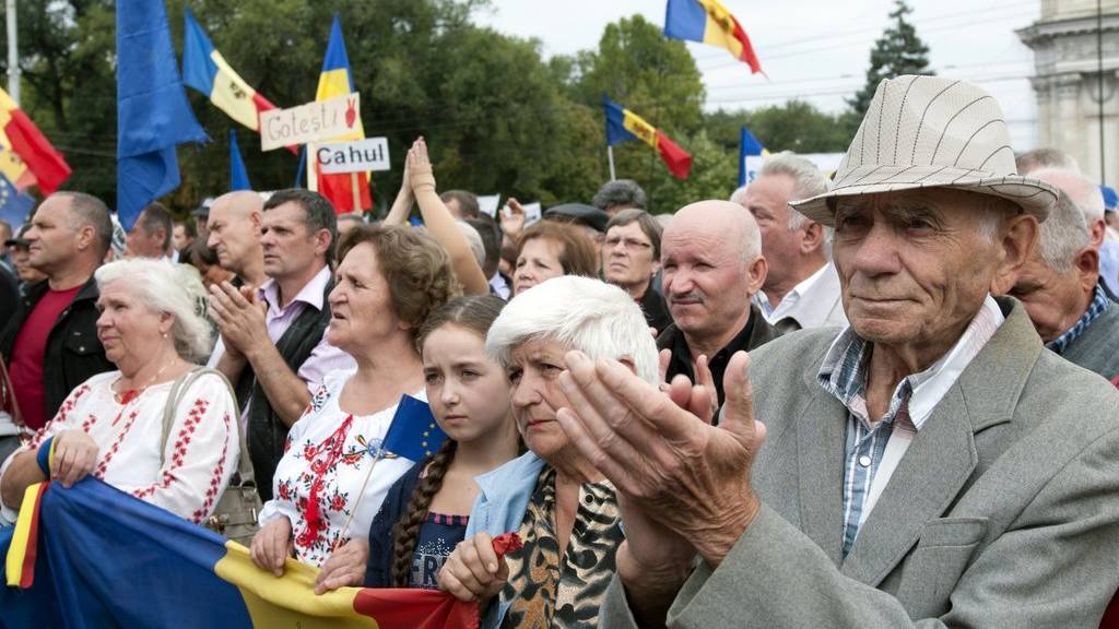 Tausende Menschen gingen am Sonntag in Moldaus Hauptstadt Chisinau auf die Strasse, um den Rücktritt von Präsident Nicolae Timofti und vorgezogene Parlamentswahlen zu fordern .