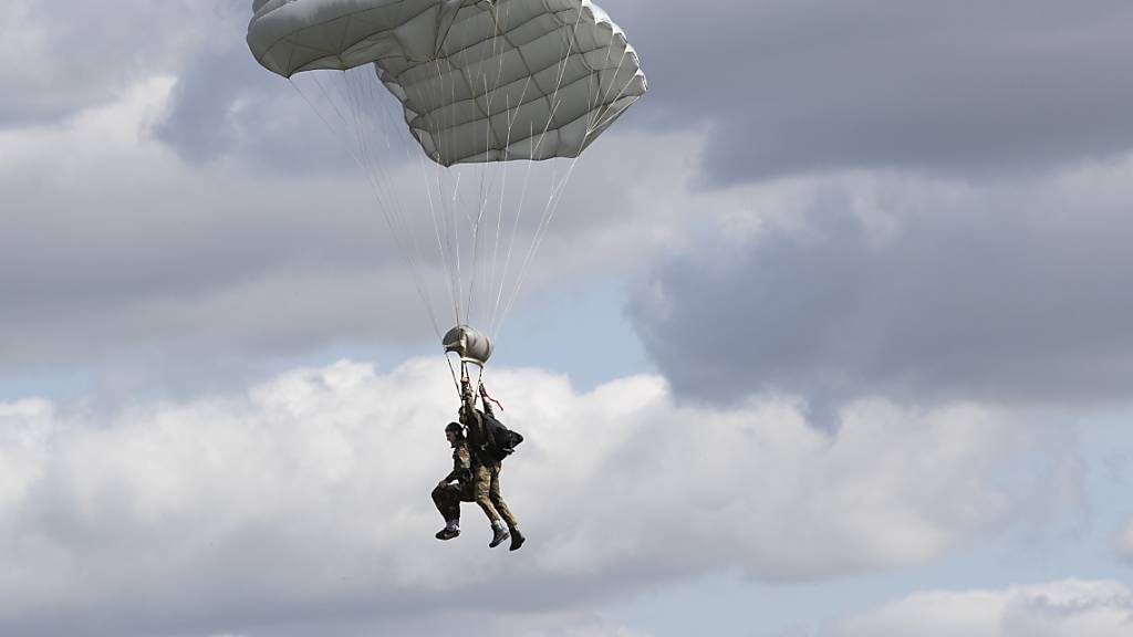 Bei einem Tandem-Sprung mit dem Fallschirm hat eine 103-jährige Schwedin einen Weltrekord aufgestellt. Sie ist nun die älteste Fallschirmspringerin der Welt. (Symbolbild)