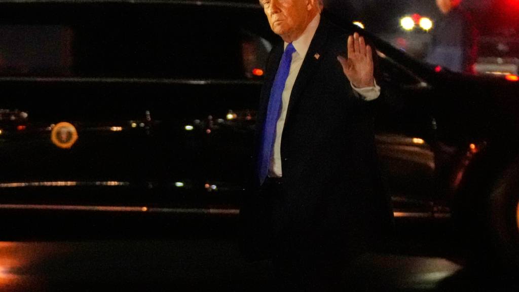 US-Präsident Donald Trump winkt nach seiner Ankunft mit der Air Force One auf dem Palm Beach International Airport. Foto: Mark Schiefelbein/AP/dpa