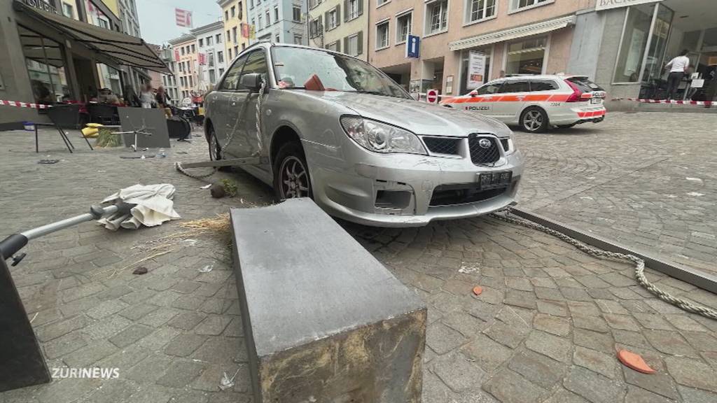 Auto rast in Gartenbeiz beim Kloster Einsiedeln