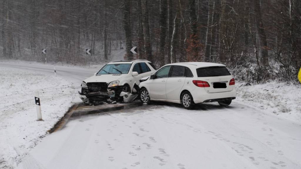 Auf der schneebedeckten Strasse zwischen Gailingen und Ramsen SH kam es am Dienstag zu einem Unfall, bei dem eine Person leicht verletzt wurde.