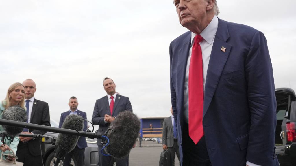 US-Präsident Donald Trump hört Medienvertretern zu, nachdem er auf dem Flughafen Prestwick in Ayrshire, Schottland, angekommen ist. Foto: Jacquelyn Martin/AP/dpa