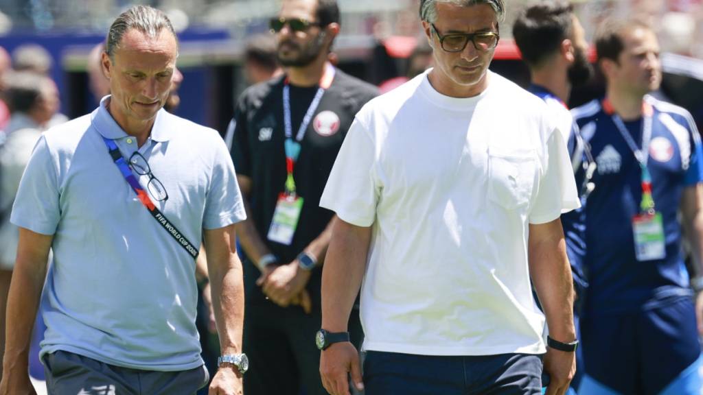 Schweizer Nationaltrainer Murat Yakin geht nach dem 1:1 gegen Katar enttäuscht vom Platz