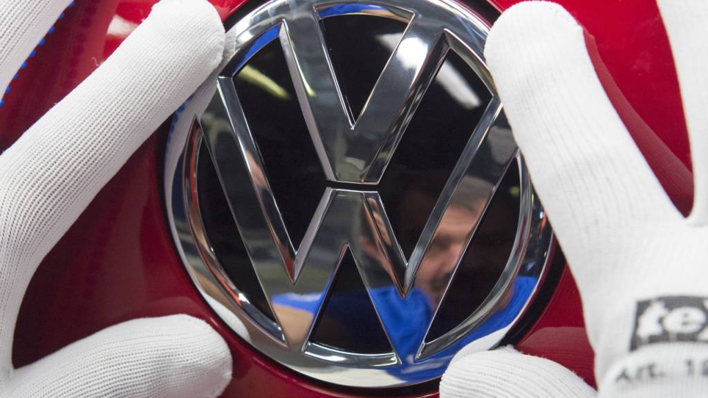 Volkswagen muss wegen eines Problems an den Bremspedalen 38 100 neue Autos zurückrufen. Es geht um Exemplare des Golf, Tiguan, Touran und T-Roc aus dem jetzt auslaufenden Modelljahr 2020. (Archivbild)