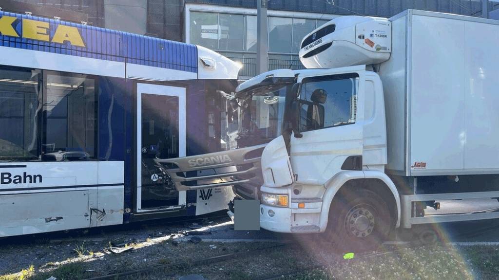 Fünf Verletzte nach Kollision von Lastwagen mit Limmattalbahn in Spreitenbach AG