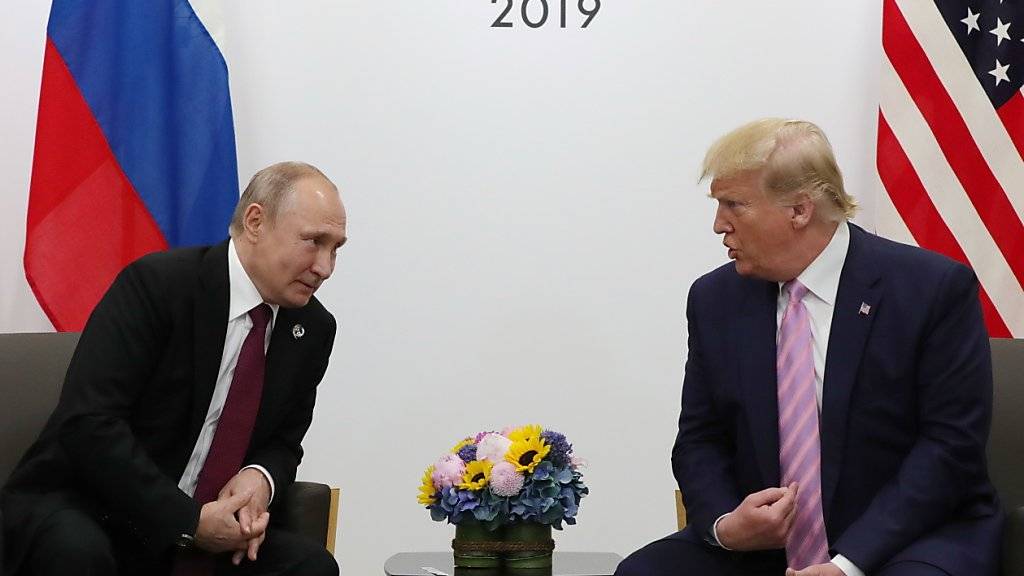 Der russische Staatschef Putin und US-Präsident Trump scherzten am Rande des G20-Gipfels in Osaka über Wahlmanipulationen und «Fake News».