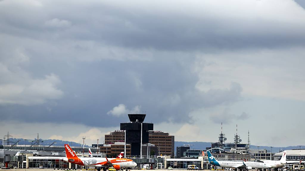 Der Flughafen Genf geht mit Gebühren gegen verspätete Abflüge nach 22.00 Uhr vor. (Archivbild)