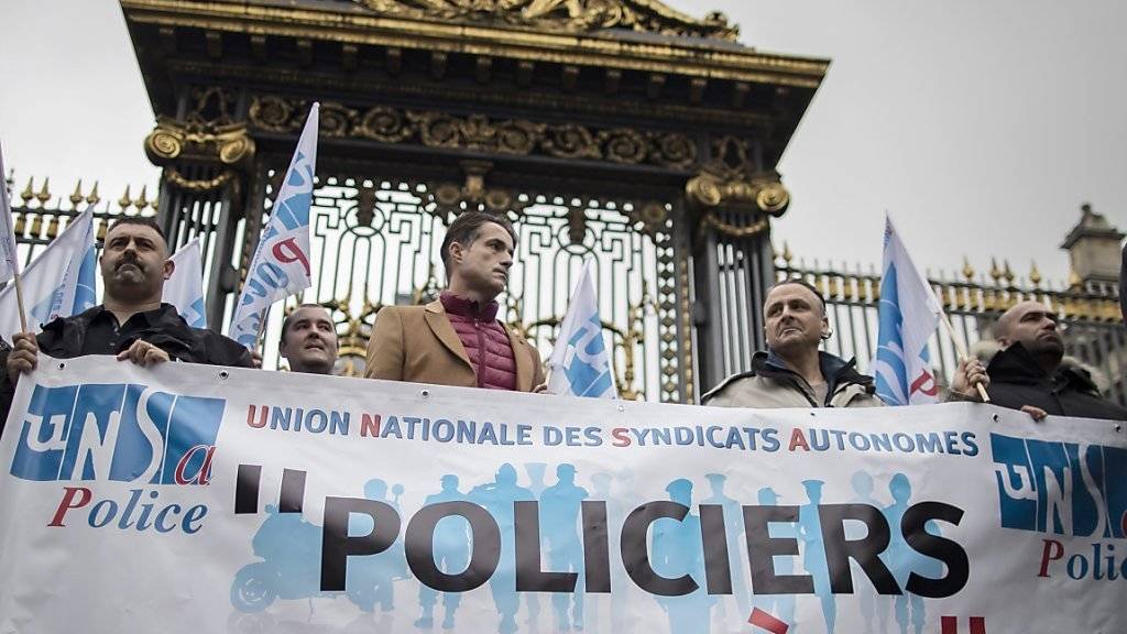 Polizisten in Zivil protestieren vor dem Pariser Gerichtsgebäude Palais de Justice
