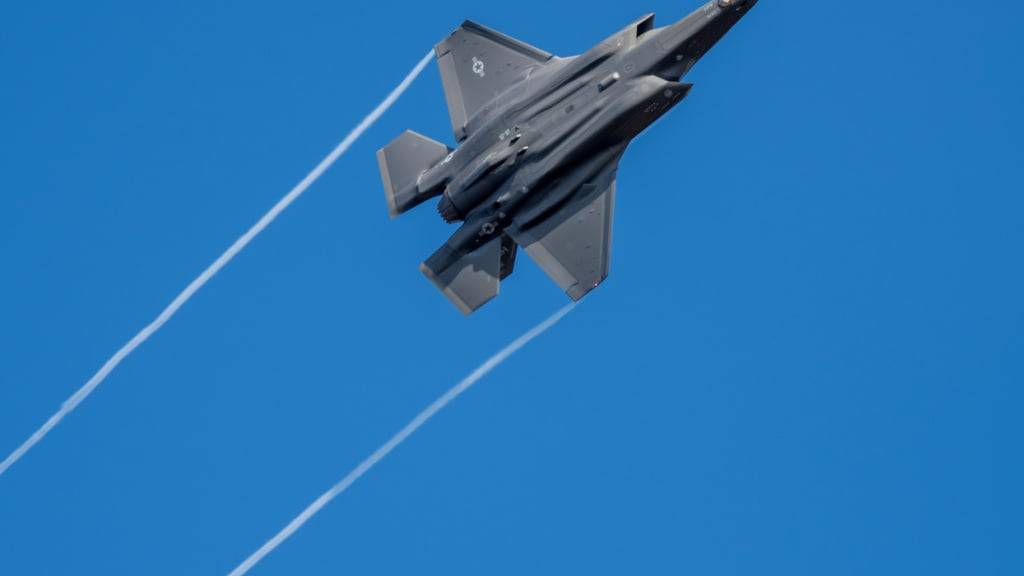 Zu den 17 VBS-Projekten, die ab 2026 neu konsequent extern überwacht werden sollen, zählt unter anderem die Beschaffung des F-35-Kampfjets. (Archivbild)