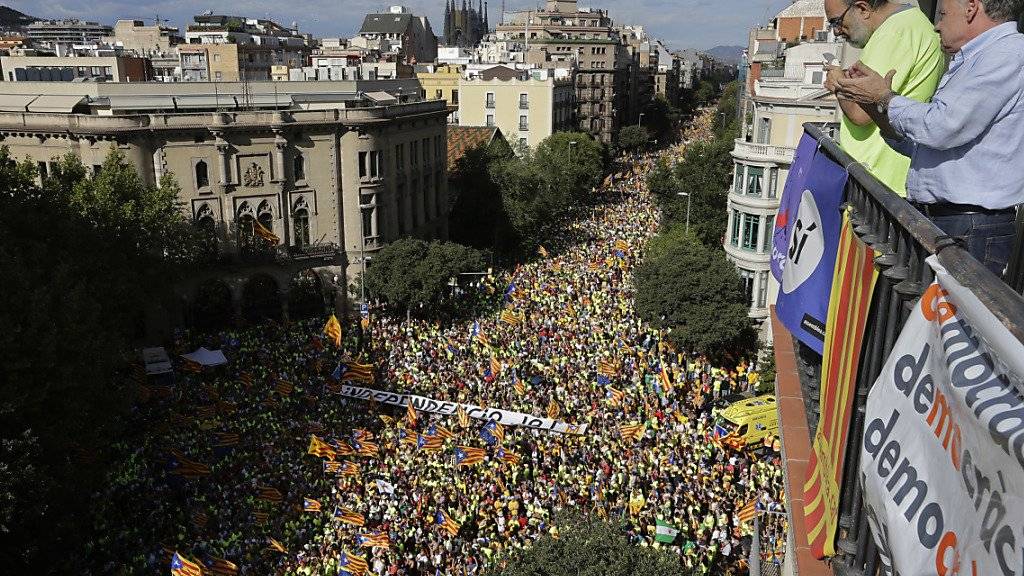 Knapp drei Wochen vor einem umstrittenen Unabhängigkeitsreferendum in Katalonien haben Hunderttausende Menschen in Barcelona für die Trennung der Region von Spanien demonstriert.