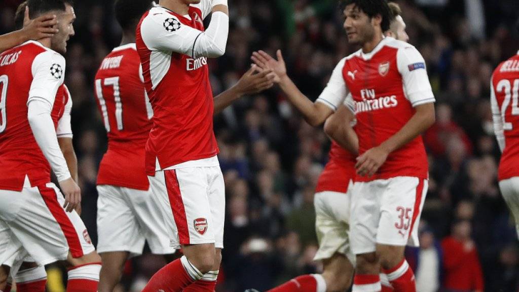 Mesut Ozil (mitte) und seine Kollegen von Arsenal bejubeln den klaren Sieg gegen Rasgrad