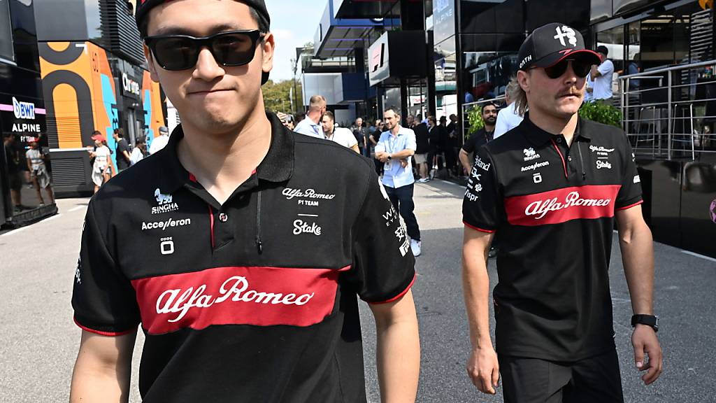 Der 24-jährige Chinese Zhou Guanyu (links) und der zehn Jahre ältere Finne Valtteri Bottas bleiben bei Alfa Romeo Teamkollegen