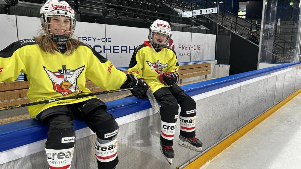 Zwei junge Nachwuchstalente des des Eishockeyvereins EHC Sursee.