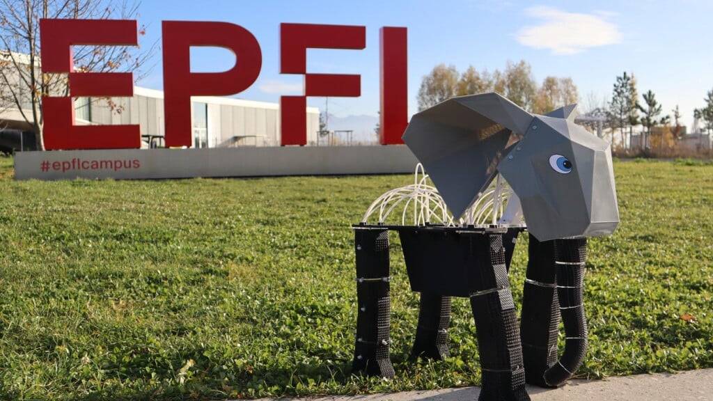 Der Roboterelefant auf dem Campus der ETH Lausanne.