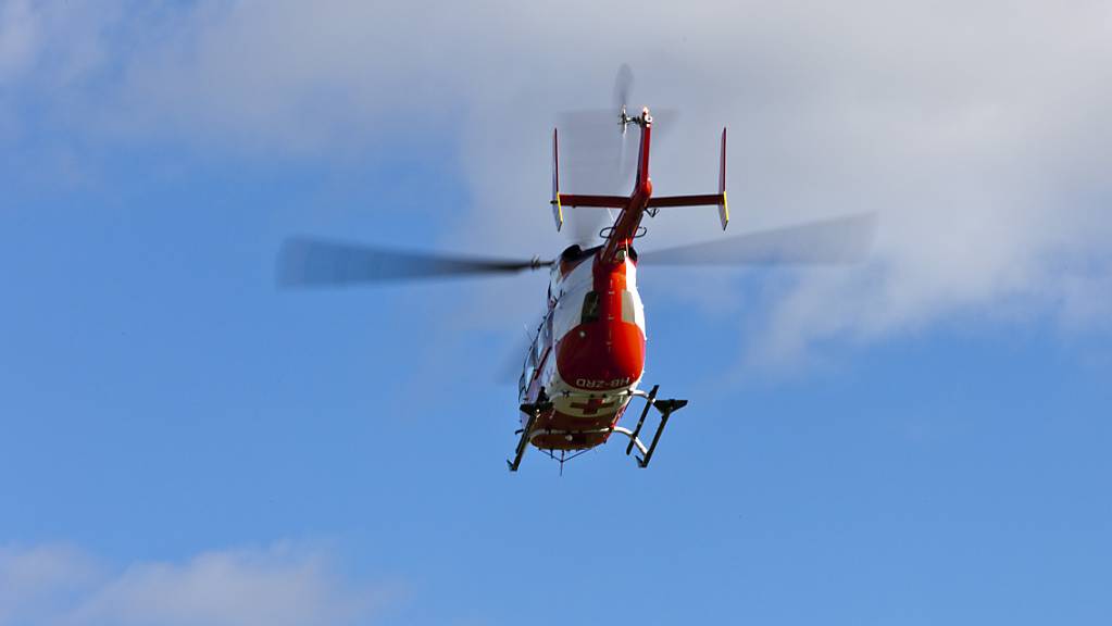 Ein Helikopter der Rettungsflugwacht Rega brachte den Schwerverletzten nach dem Autounfall in ein Spital. (Archivbild)