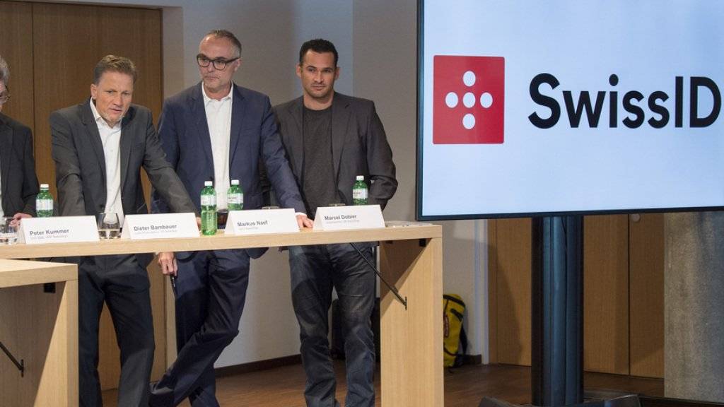 Vertreter von SBB und Post präsentieren die «einheitliche digitale Identität für die Schweiz.»
